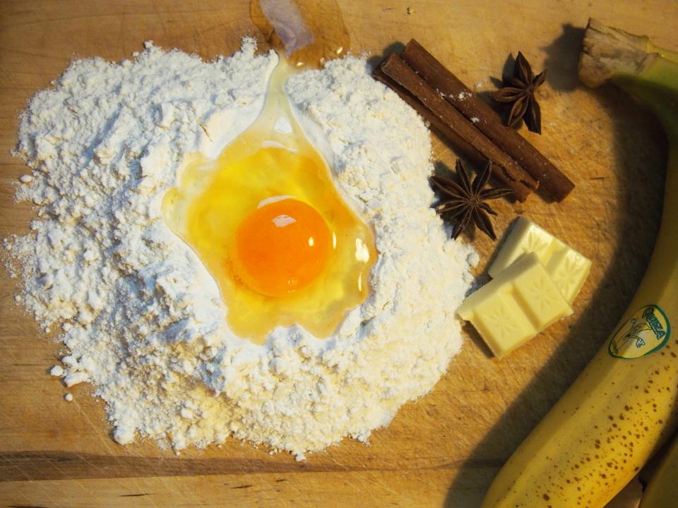 Мука горкой с яйцом и пряностями — базовые ингредиенты для выпечки
